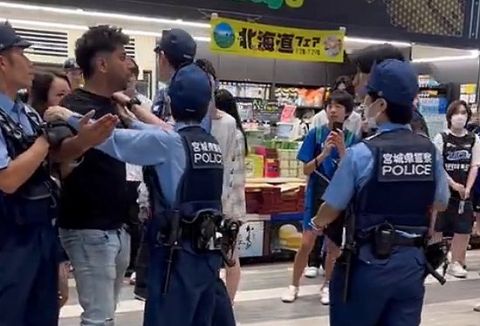 【動画】ブチ切れ外国人さん、いろいろな日本人に見守られながら逮捕される