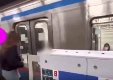 【動画】電車駆け込み女の子、負けてしまう