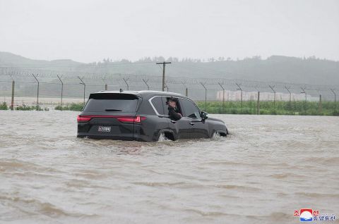 【画像】金正恩さん、豪雨被災地域をレクサスで水没しながら視察する