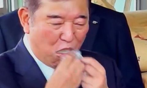 【動画】石破首相、おむすびの食べ方がなんか変