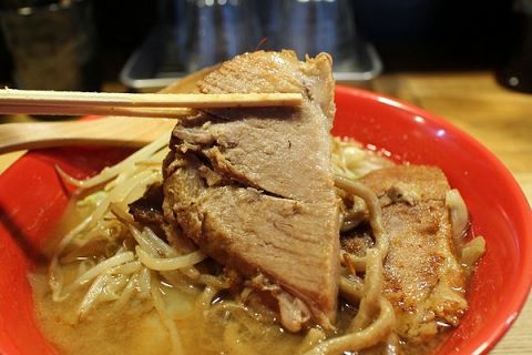 【画像】二郎系ラーメンに「ゆでたまご」を追加した女の末路・・・・