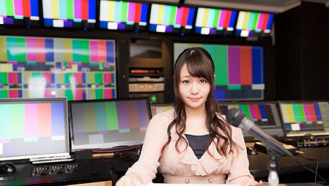 【画像】NHKの女性アナウンサー、髪に櫛を刺したままニュースを読んでしまうwwwwwwwww