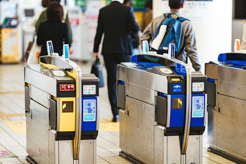 俺「申し訳ありません、切符間違えて買ったので戻せますか?」駅員「はぁー…ちゃんと見て買って」俺「すみません」→