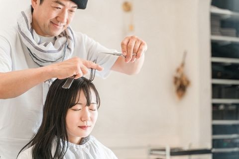 【画像】美容師「芋っぽい”中学生”にしか見えない28歳が来たw」・・・・・パシャ