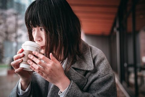 【画像】1日10杯のコーヒーを7年間飲み続けた女性の末路、ガチで悲惨すぎる・・・・