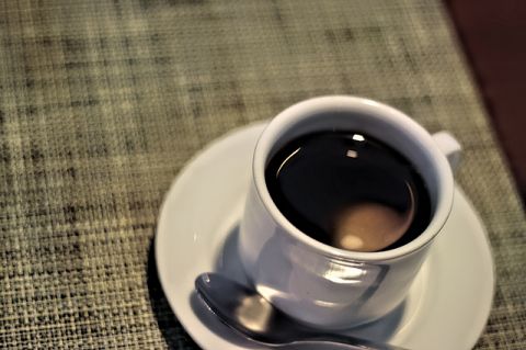 【悲報】日本人さん、なぜかコーヒーを無糖で飲んでしまうwwwwww