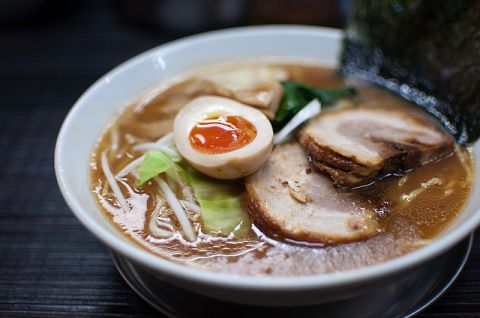 【悲報】初のラーメン屋とかで定番メニュー選ばない奴wwwww