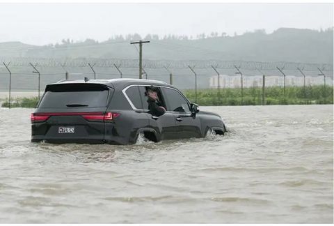 【画像】金正恩、水害翌日にレクサスLXで現場へ急行　無能な高官を叱責