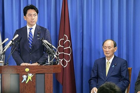 【画像】菅義偉副総裁さん、まるで蝋人形のようだと話題に…これ国民に不安を与えるだけの存在だろ…