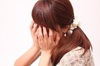 結婚式の1ヶ月前に仕事を辞め、当日は大きな花束をもらって幸せだった。その花束を持って会社を出たところで、見知らぬ女に刺された