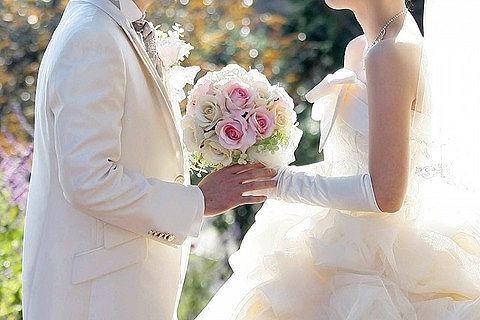 二次会で一度会ったことがある友人の嫁が、私の結婚式にも来たいと言ってきた。ほぼ面識がないのに困惑している