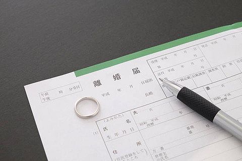 友人が夫に退職金と貯金を全部渡したら離婚してくれと言われている。これまで夫を支えてこなかったのが原因だと思う…