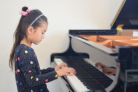 【田舎】隣の家は約500m離れてるから、どれだけ騒いでも問題ない。娘が5歳からピアノを習ってて、リビングでグランドピアノを弾いてるんだ