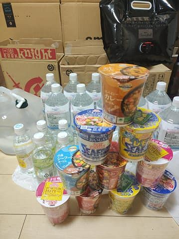 【画像】地震に備えて非常食とか用意したやつw