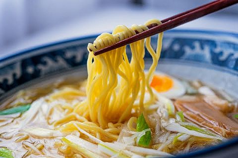 ラーメン屋で塩ラーメン頼む奴さぁ