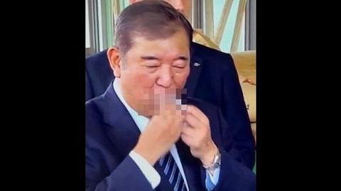 【動画】石破首相のおにぎりの食べ方が汚すぎてネット民ドン引き!→他にも箸や茶碗の持ち方がヤバすぎると話題にwwwwww