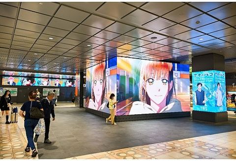 【悲報】東京の駅、アニメ広告に乗っ取られてしまうwwww