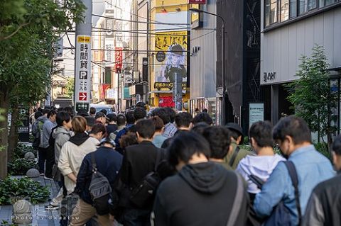 【画像】人気VTuberとコラボしたラーメン屋、オタクが殺到して大行列を作るwwww