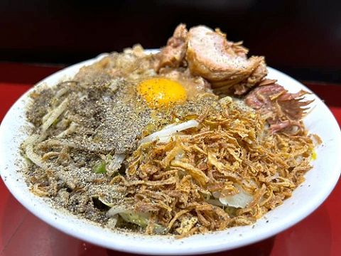 【画像】ラーメン屋「ギャバンの粗挽きを美味しく頂く方法、コレだと思う」