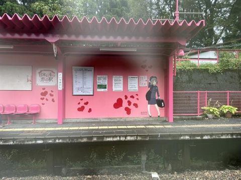 【画像】ラッパーさん、オタク媚びした駅を見て「なんだこれ…?気持ち悪ぃ…」発言して炎上