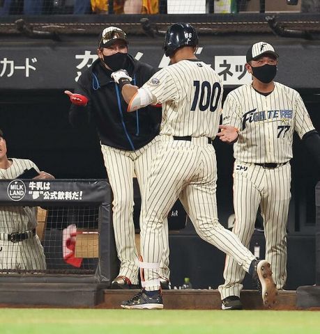 日本ハム・新庄監督「あれは進塁打のサイン」万波の一発に苦笑い