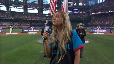 【MLB球宴】〝史上最悪の国歌斉唱〟女性歌手が謝罪も…まさかの言い訳「私は泥酔していた」
