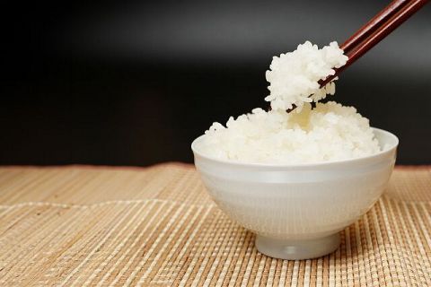 1人暮らしで一番コスパ良い食事方法って「米だけ炊いてスーパーの半額総菜を買う」で確定?