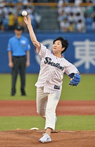 小池百合子知事が骨折し全治2カ月　ヤクルトー阪神戦の始球式で足痛める