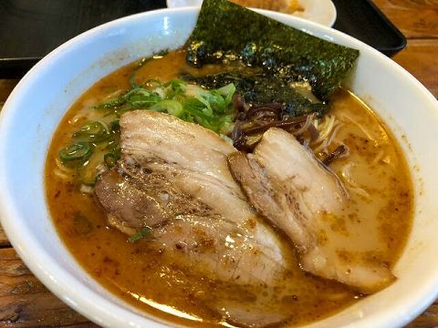 【悲報】ラーメンに入れたら美味い具、「ネギ」と「チャーシュー」しかない