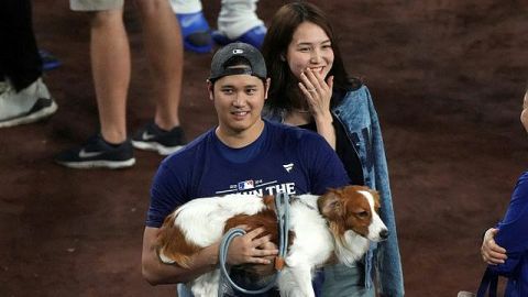 【真美子夫人】大谷翔平家族が貴重な3ショット　ドジャース地区優勝に妻と愛犬・デコピンも共に祝福