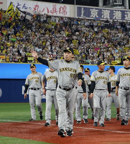 【阪神】「岡田!岡田!」勇退岡田監督、最終戦白星飾るも静かにバスへ　日本一へ有終の美飾れるか