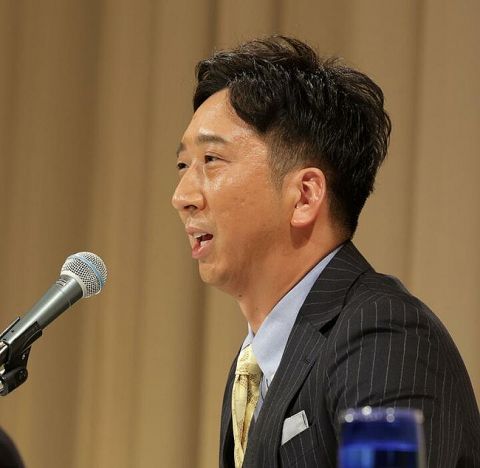 阪神　藤川球児氏が監督就任会見　縦縞ストライプのスーツに黄色のネクタイで登場　「当然、勝ちにいきます」　岡田前監督からの言葉も