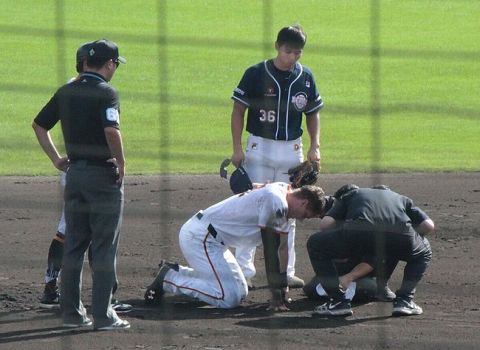 【巨人】フルプにアクシデント　担架で退場、野手の送球が頭部直撃か…フェニックスL斗山戦