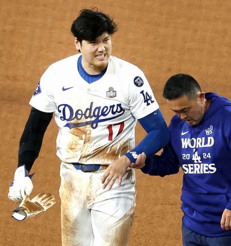 大谷翔平、左肩亜脱臼もWS第3戦に強行出場へ　米記者がロバーツ監督の談話紹介「出場するだろう」