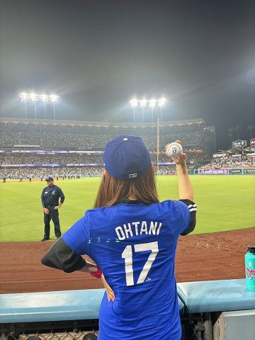 中川翔子さん、ドジャースタジアムで野球観戦