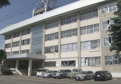 【恐怖】部活動の球が飛んできたことに激怒、訪ねて来た32歳男性教諭にナタを振り回し脅迫