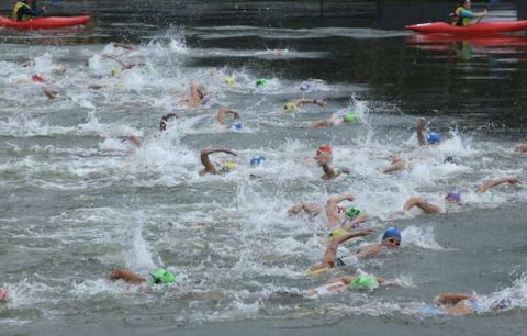 セーヌ川で泳いだトライアスロン選手、大腸菌感染症で入院