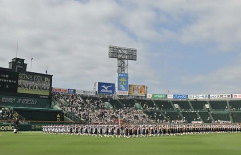 高校球児さん、甲子園開会式中熱中症でぶっ倒れる