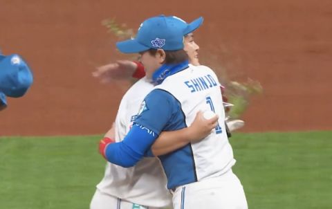 鍵谷陽平が引退試合で最後の勇姿披露　新庄監督から花束受け取りマウンド降りる