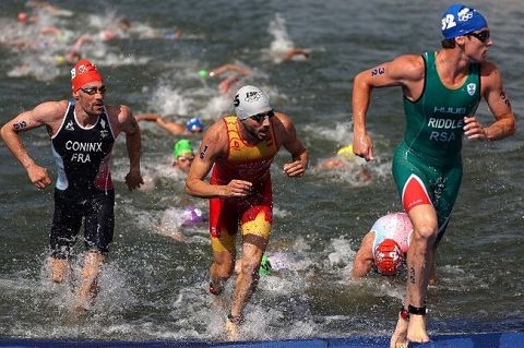 水質懸念のセーヌ川でトライアスロン強行　選手がレース後に10回嘔吐