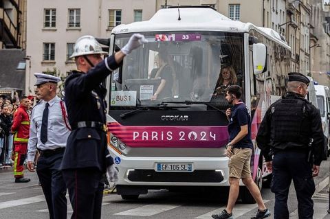 パリ五輪選手村シャトルバスどこに行くかわからない、運転手もどこに行けばいいか分かってない