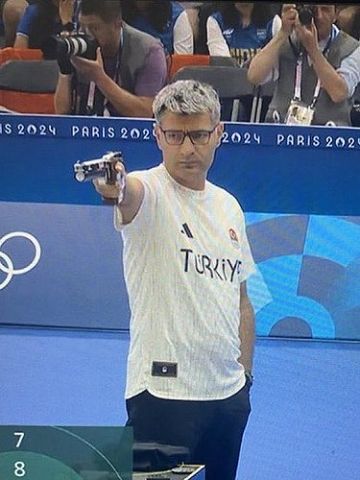 トルコの謎のおっさん、ラフなかっこでオリンピック射撃に出場し銀メダルとって会場騒然