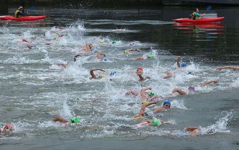 【悲報】セーヌ川で泳いだベルギー女子選手が入院、大腸菌感染症か