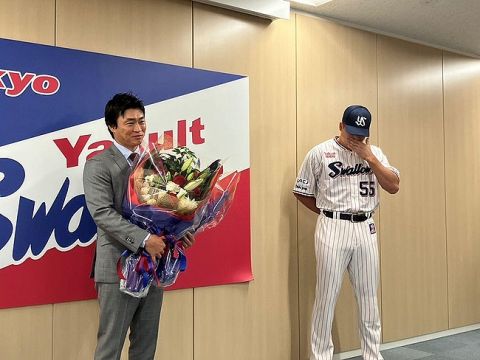 笑顔で引退会見のヤクルト・青木が一転、もらい泣き　号泣で花束贈呈の村上に「俺も涙出てくるよ～。やめてくれよ～」