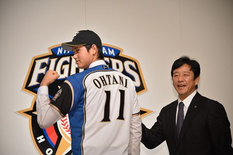 大谷(18)「入団しない。メジャー行ってピッチャーやる」 栗山「待ちなさい、大谷くん!」