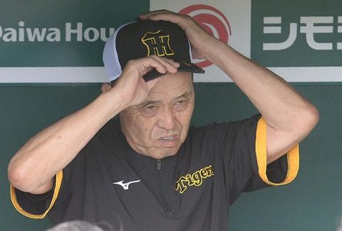 【悲報】試合前の阪神岡田監督「こっちも考えるよ。また(死球)きやがったら…」→開始2イニングで2回食らう