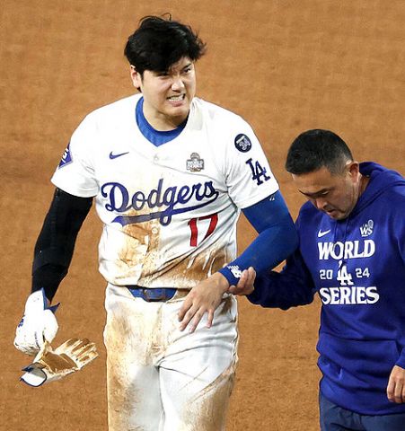 大谷翔平、左肩亜脱臼もWS第3戦に強行出場へ　米記者がロバーツ監督の談話紹介「出場するだろう」