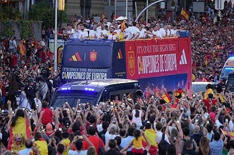 スペイン代表凱旋パレード、マドリード市内で50万人の前で通算4度目のEURO優勝報告