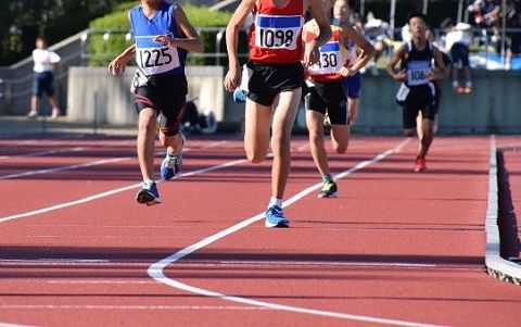 100m9.79秒で金メダル←すごい 世界記録は2009年の100m 9.58秒←えっ