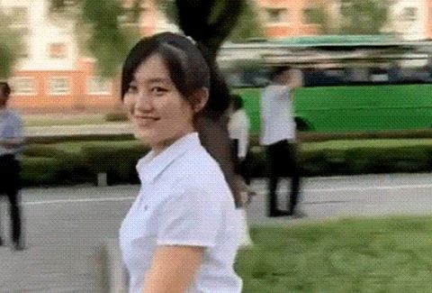 韓国人「スマートフォンで撮影した北朝鮮の女性」